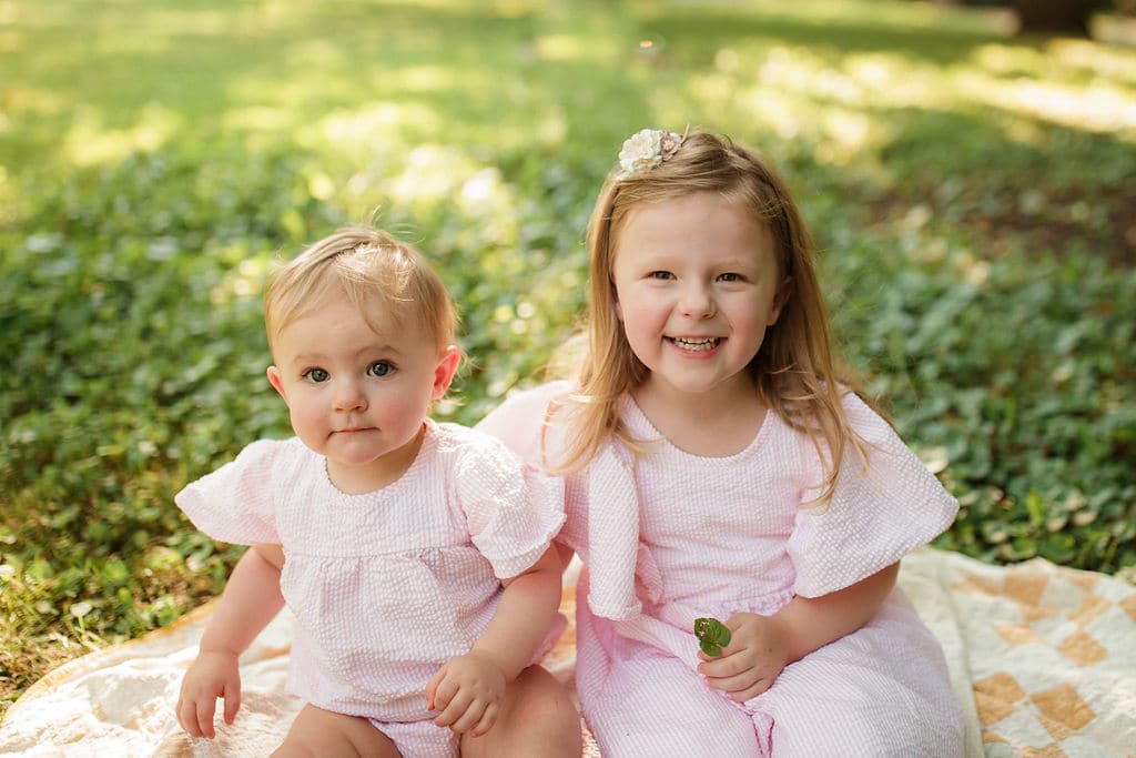 sisters in family photo shoot