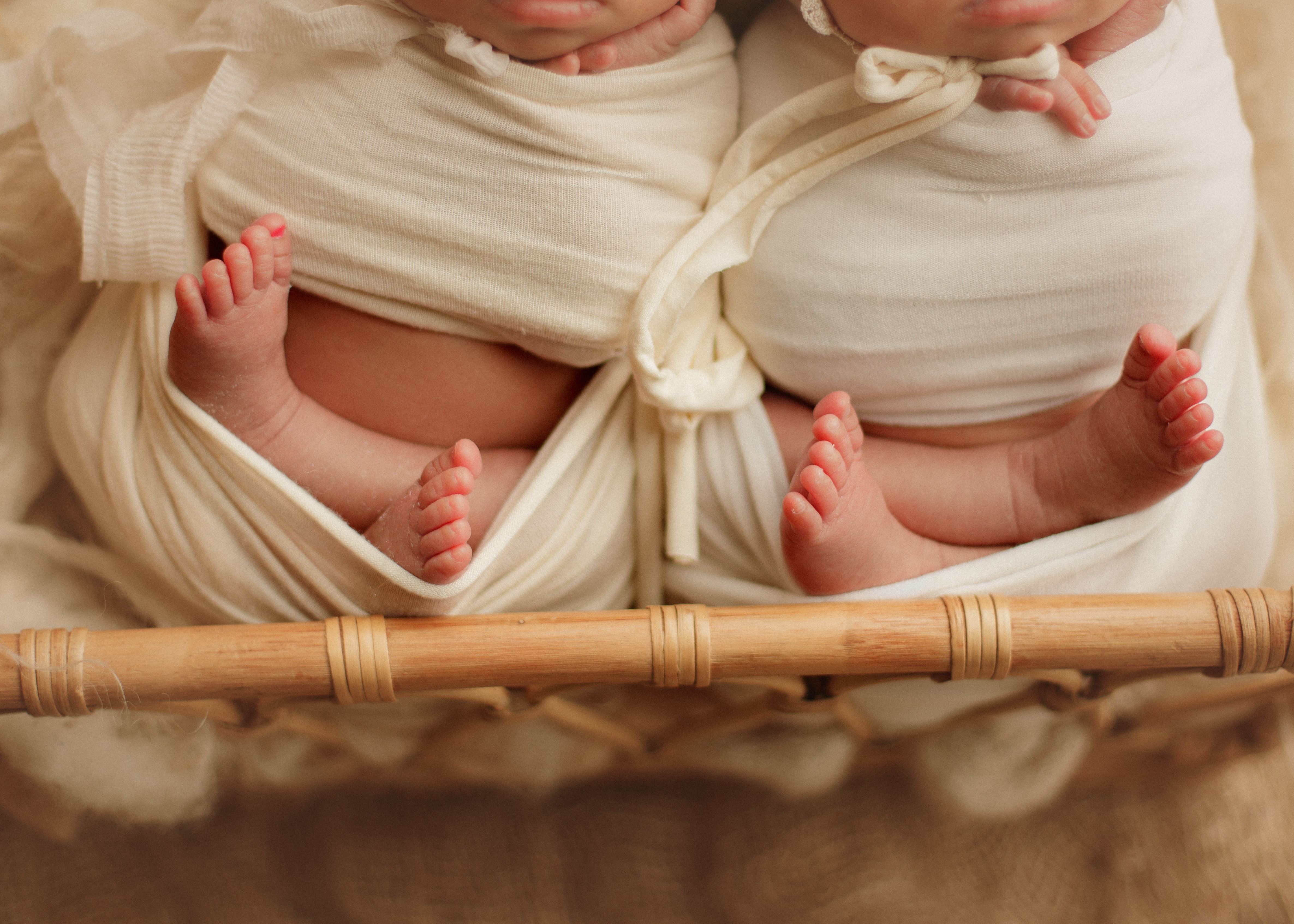 newborn twin sisters baby feet