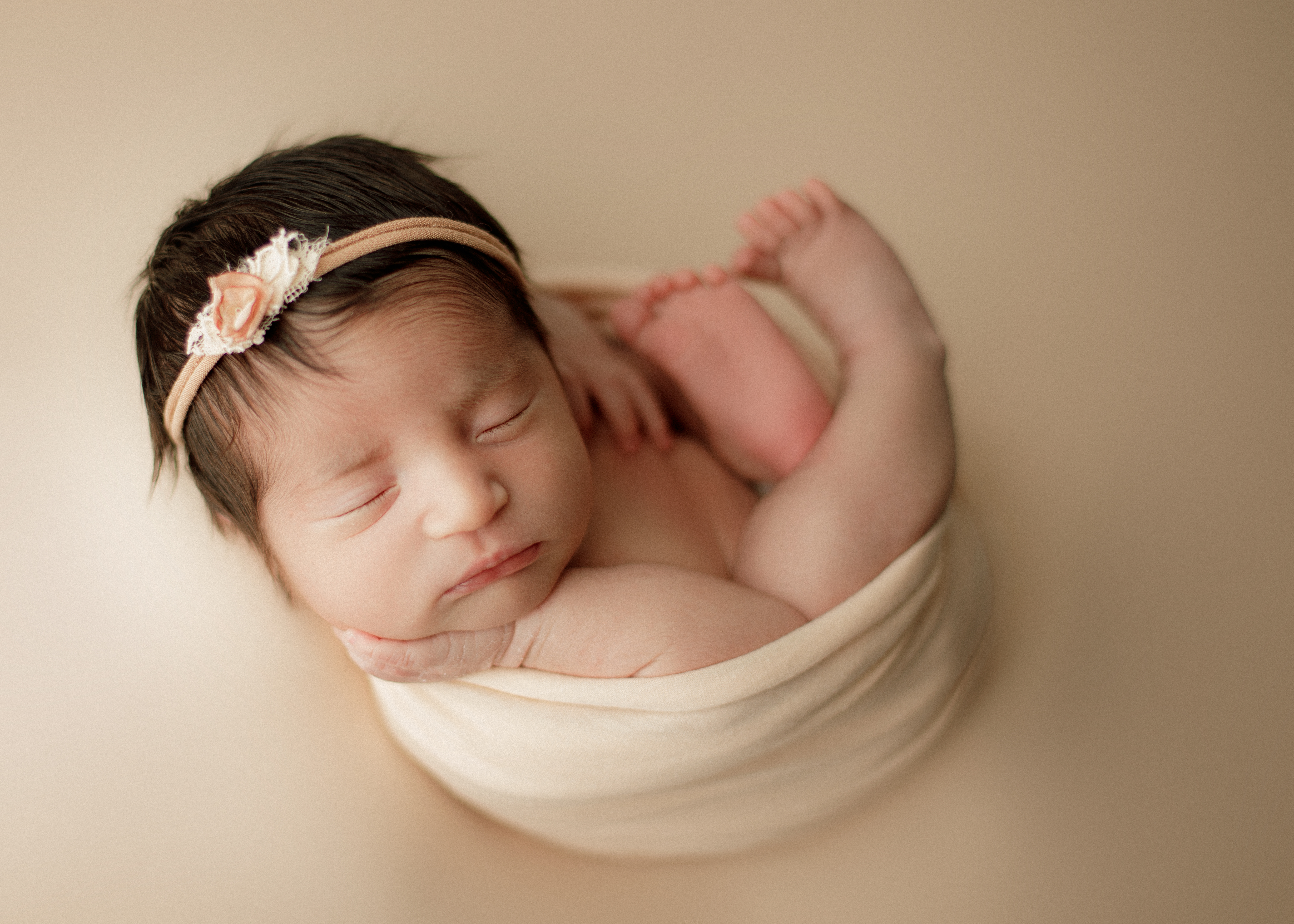 newborn baby egg wrap pose Chicagoland