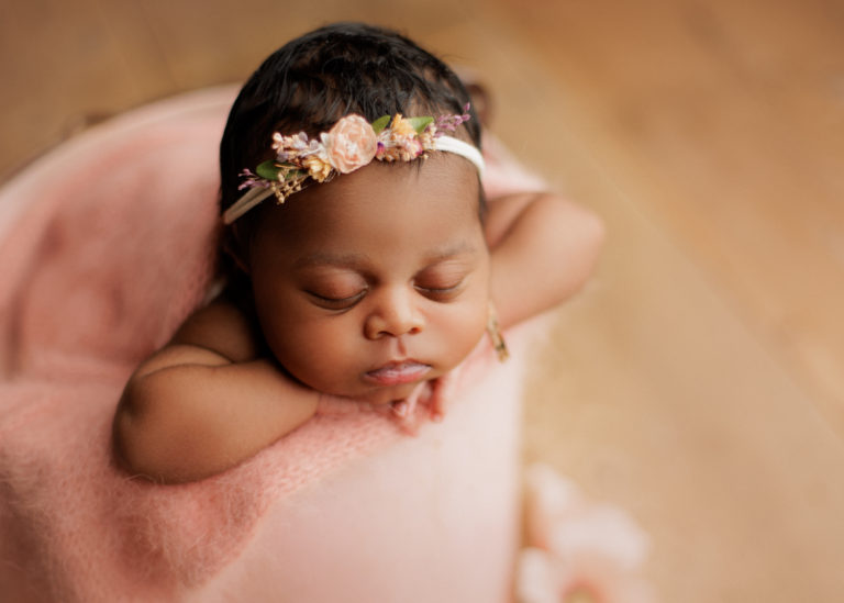 newborn bucket pose Chicago photographer