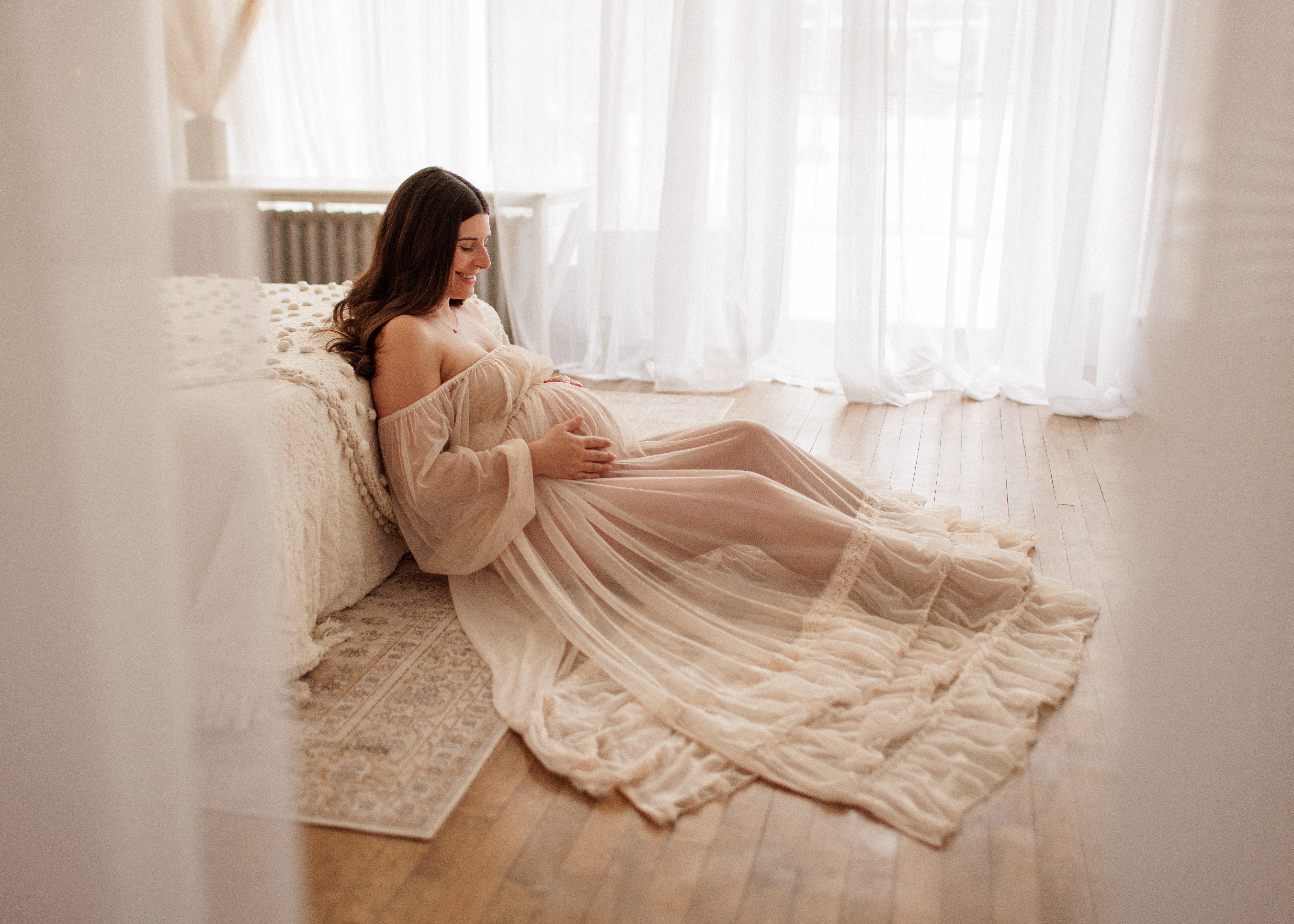pregnant mom in photo studio Chicago